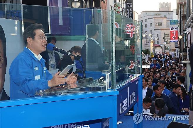 지지 호소하는 이재명 후보 (천안=연합뉴스) 김주성 기자 = 더불어민주당 이재명 대선 후보가 25일 충남 천안시 동남구 신부문화거리에서 열린 유세에서 시민들에게 지지를 호소하고 있다. 2025.5.25 utzza@yna.co.kr