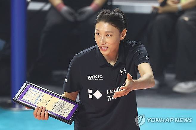 작전 지시하는 김연경 감독 (인천=연합뉴스) 서대연 기자 = 2024-2025시즌을 끝으로 현역 생활을 마감한 '배구 여제' 김연경이 18일 인천 삼산월드체육관에서 열린 여자배구 세계올스타전 'KYK 인비테이셔널 2025'에서 스타 팀 감독으로 나서 선수들에게 지시를 내리고 있다. 2025.5.18 dwise@yna.co.kr