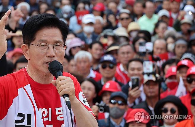 김문수 후보의 유세 (서산=연합뉴스) 박동주 기자 = 국민의힘 김문수 대선 후보가 25일 충남 서산시 중앙통 로데오거리에서 집중 유세를 하고 있다. 2025.5.25 pdj6635@yna.co.kr