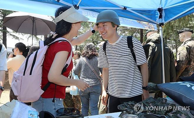 입영하는 아들과 함께 군 장비 확인 (논산=연합뉴스) 이주형 기자 = 26일 충남 논산시 육군훈련소로 입영하는 한 장병 가족이 병무청 '현역 입영문화제(청춘 예찬 콘서트)'에 참석해 군 보급품을 확인하고 있다. 2025.5.26 coolee@yna.co.kr