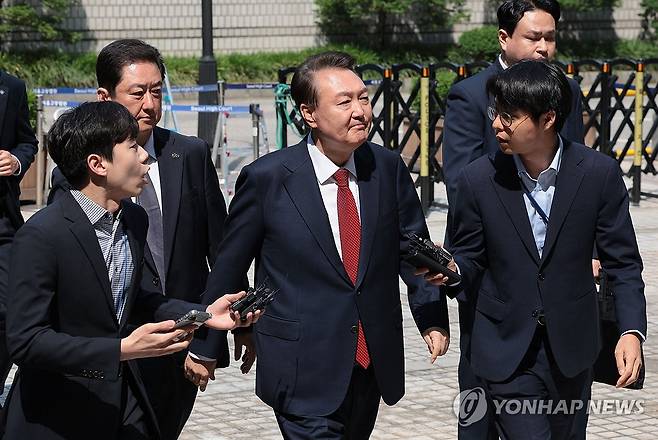 내란혐의 5차 공판 출석하는 윤석열 전 대통령 (서울=연합뉴스) 김인철 기자 = 윤석열 전 대통령이 26일 서울 서초구 서울중앙지방법원에서 열린 내란 우두머리 혐의ㆍ직권남용 권리행사 방해 혐의 사건 5차 공판에 출석하고 있다. 2025.5.26 yatoya@yna.co.kr