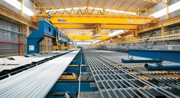 동국제강이 인천공장 압연공장 및 제강공장의 생산을 7월 22일부터 중단한다고 26일 밝혔다. 생산 재개 예정일은 8월 15일로, 약 한 달간 공장 가동을 멈춘다. 사진은 동국제강 인천공장에서 철근이 생산되는 모습. /동국제강 제공