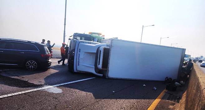 ▲ 27일 오전 8시쯤 김포시 고촌읍 김포한강로에서 3.5t 화물차와 승용차가 충돌하는 사고가 발생했다.