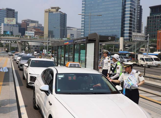서울경찰청이 27일 서울 중구 서울역 인근에서 안전띠 착용 일상화를 위한 캠페인을 진행하고 있다. (사진=서울경찰청 제공)