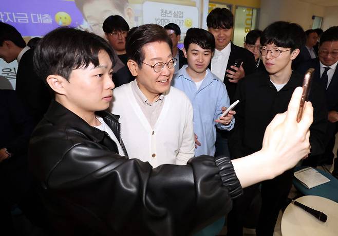 이재명 더불어민주당 대선 후보가 26일 경기 수원시 영통구 아주대학교 혁신공유라운지에서 대학생 간담회를 마친 후 학생들과 셀카를 찍고 있다.(사진=연합뉴스)
