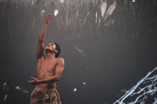 최호종이 24일 서울 연세대 신촌캠퍼스 백주년콘서트홀에서 열린 생애 첫 단독 공연 ‘NOWHERE’ 무대에 올라 퍼포먼스를 선보이고 있다(사진=매니지먼트 낭만).