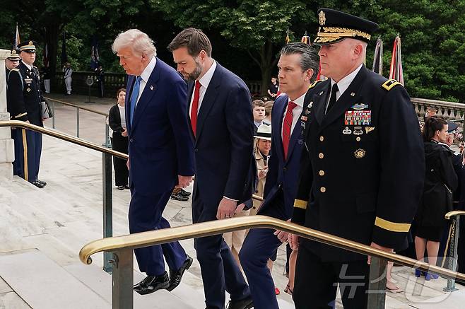 도널드 트럼프 미국 대통령, JD 밴스 부통령, 피트 헤그세스 국방부 장관이 26일(현지시간) 미국의 현충일인 '메모리얼 데이'(매년 5월 마지막 주 월요일)을 맞아 버지니아주 알링턴 국립묘지에서 열린 현충일 기념식에 참석하고 있다. 2025.05.26 ⓒ 로이터=뉴스1 ⓒ News1 류정민 특파원