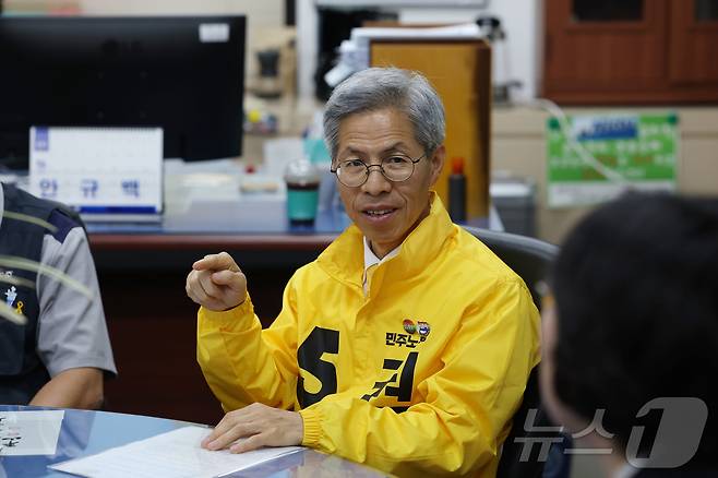 권영국 민주노동당 대통령 후보가 19일 오전 정책협약을 체결을 위해 인천 부평구 한국지엠(GM) 부평공장을 찾아 안규백 전국금속노동조합 한국지엠지부장 등과 대화하고 있다. (민주노동당 제공, 재판매 및 DB 금지) 2025.5.19/뉴스1