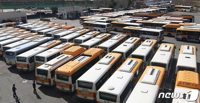 울산 울주군 율리 시내버스 공영차고지에 시내버스들이 대기하고 있다. /뉴스1 ⓒ News1 윤일지 기자