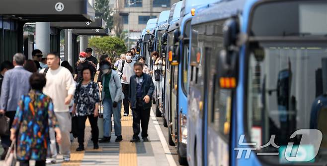 서울시버스노동조합의 총파업 예고일을 하루 앞둔 27일 서울 중구 서울역 버스환승센터에서 시민들이 버스를 이용하고 있다. 노조는 이날 교섭이 최종 결렬될 경우 28일 첫차부터 전국 동시 파업에 나선다고 밝혔다. 2025.5.27/뉴스1 ⓒ News1 민경석 기자