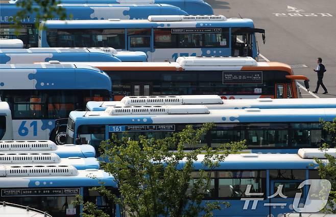 27일 부산 강서구 강서시내버스 공영차고지에 운행을 앞둔 시내버스가 주차돼 있다. 서울, 부산 등 전국자동차노동조합연맹 산하 시내버스 노조는 노사교섭 결렬시 28일 동시 총파업을 진행한다고 밝혔다. 2025.5.27/뉴스1 ⓒ News1 윤일지 기자