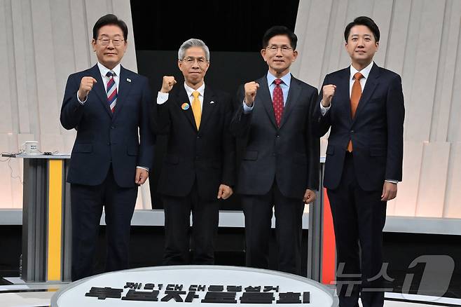 이재명 더불어민주당 대통령 후보(왼쪽부터), 권영국 민주노동당 대통령 후보, 김문수 국민의힘 대통령 후보, 이준석 개혁신당 대통령 후보가 27일 서울 마포구 상암동 MBC 스튜디오에서 진행된 정치 분야 TV토론회에 앞서 포즈를 취하고 있다. 2025.5.27/뉴스1 ⓒ News1 국회사진기자단