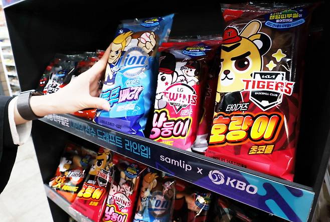 서울의 한 편의점에 ‘한국야구위원회’(KBO)와 SPC삼립이 협업해 만든 ‘크보빵’(KBO빵)이 진열돼 있다. 2025.3.20 연합뉴스