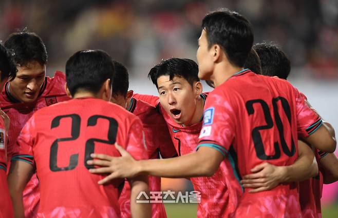 축구대표팀 캡틴 손흥민이 지난 3월25일 수원월드컵경기장에서 열린 2026 FIFA 북중미 월드컵 3차 예선 요르단과 경기에서 이재성의 선제골 이후 선수들과 얘기하고 있다. 최승섭기자 thunder@sportsseoul.com