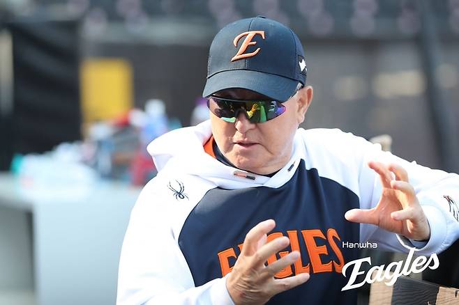 한화 김경문 감독이 대전 한화생명 볼파크에서 열린 2025 KBO리그 정규시즌 KT전에 앞서 선수들 훈련을 지켜보며 이야기하고 있다. 사진 | 한화 이글스