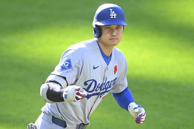 오타니가 1회초 홈런을 터뜨린 뒤 동료들에게 시그널을 보내며 달려나가고 있다. Imagn Images연합뉴스