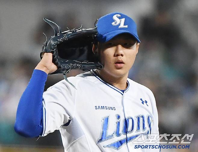 27일 대구 라이온즈파크에서 열린 NC-삼성전. 6회 등판한 배찬승이 투구 전 피치컴 신호를 듣고 있다. 대구=정재근 기자 cjg@sportschosun.com/2025.3.27/