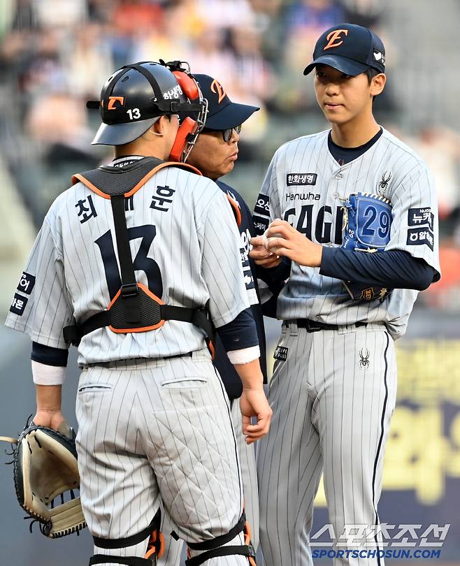 27일 잠실야구장에서 열린 한화와 LG의 경기, 1회말 한화 황준서가 2실점으로 흔들리자 양상문 투수코치가 마운드로 올라와 이야기를 하고 있다. 잠실=허상욱 기자wook@sportschosun.com/2025.05.27/
