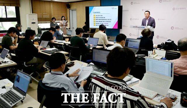 이철 도시계획국장이 27일 시청 브리핑룸에서 '아이(i) 플러스 집드림’ 사업에 대해 설명하고 있다./인천시.