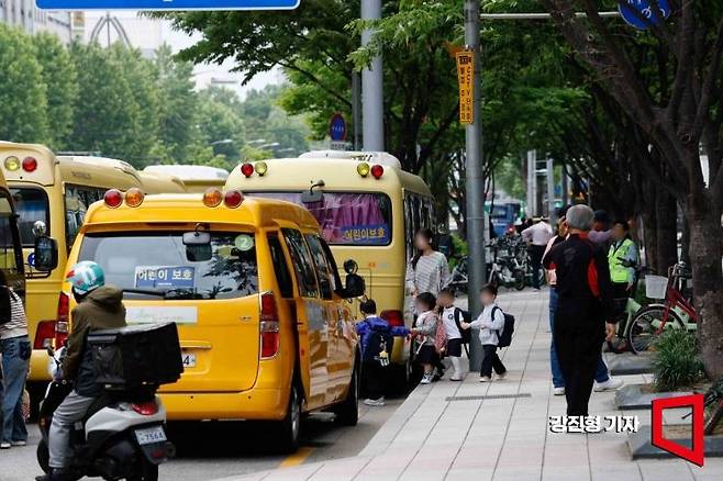 23일 서울 양천구 목동 학원가에서 영어유치원을 마친 어린이들이 하원 하고 있다. 강진형 기자