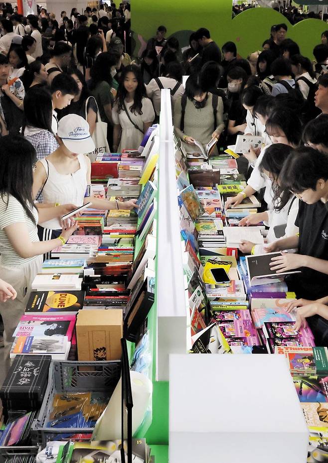 지난해 6월 열린 서울국제도서전 방문객은 약 15만명으로 역대 최다였으며, 그중에서도 70% 이상이 20~30대였다. /연합뉴스