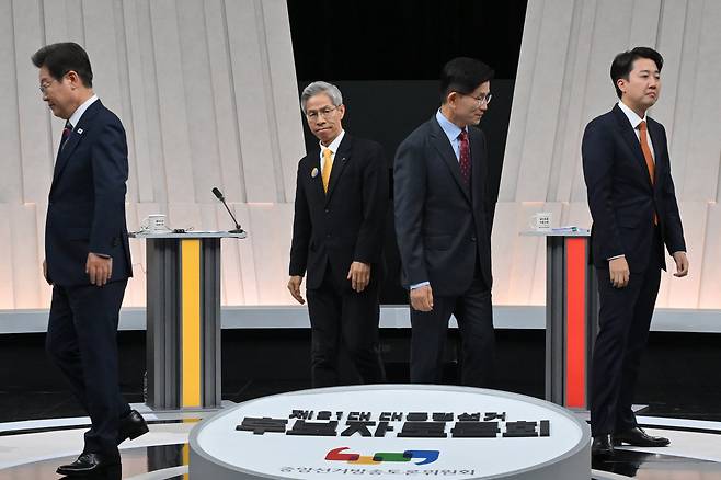 이재명 더불어민주당 대통령 후보(왼쪽부터), 권영국 민주노동당 대통령 후보, 김문수 국민의힘 대통령 후보, 이준석 개혁신당 대통령 후보가 27일 서울 마포구 상암동 MBC 스튜디오에서 진행된 정치 분야 TV토론회에 참석해 포즈를 취한 후 자리로 돌아가고 있다. /뉴스1