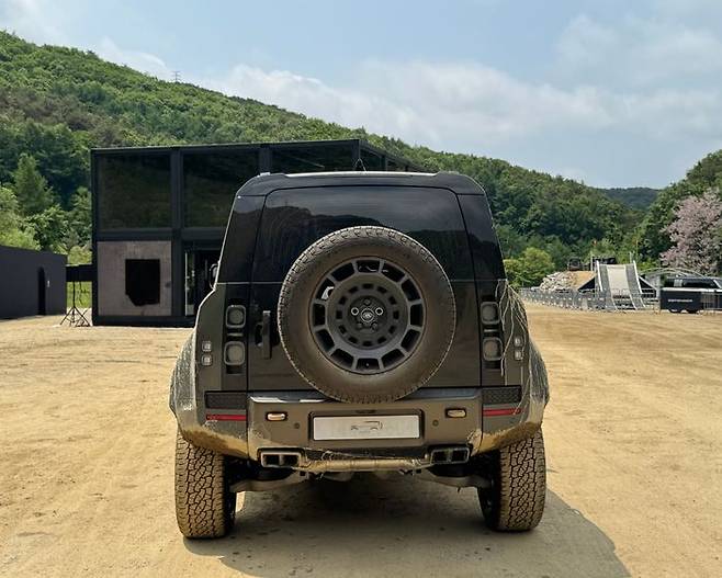 디펜더 옥타 후면. 휀더가 통통하게 부풀어 오르면서 하체가 더욱 묵직해진 형상을 갖게됐다. ⓒ데일리안 편은지 기자