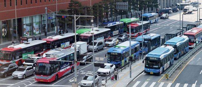 서울역 앞 버스환승센터 정류장에서 버스들이 운행되고 있다.ⓒ 뉴시스