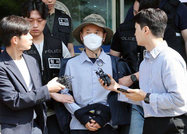 시흥 살인사건의 피의자 차철남이 지난 21일 오전 구속 전 피의자 심문(영장실질심사) 출석을 위해 경기 시흥경찰서 유치장을 나서고 있다.ⓒ연합뉴스