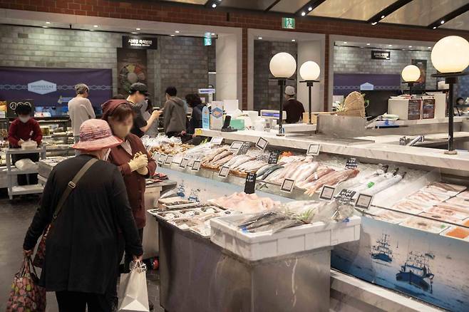 신세계백화점 본점 지하 1층 수산물 코너 전경. 신세계백화점