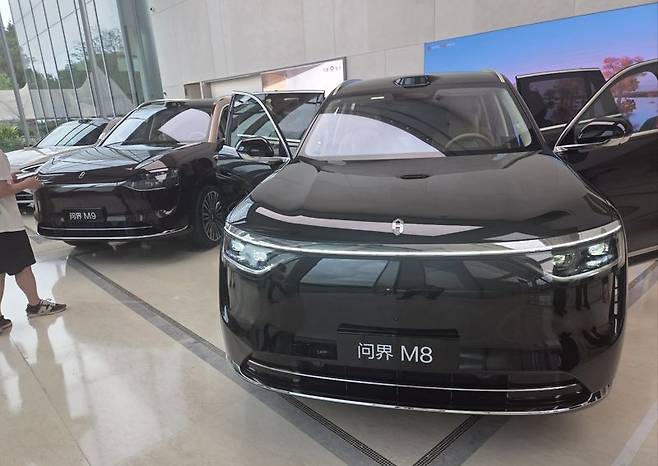 화웨이 플래그십 스토어에 전시된 '아이토' 브랜드 차량들. 사진=구자윤 기자