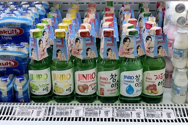 필리핀 현지 마트에 진열된 하이트진로의 다양한 소주 제품들. 하이트진로 제공