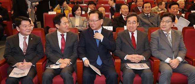 붉은색 넥타이를 맨 이낙연 전 총리(오른쪽 두번째)가 국민의힘 권성동 원내대표(첫번째)와 지난 3월 6일 서울 여의도 국회도서관에서 열린 '분권형 권력구조 개헌 대토론회'에서 함께 앉아 있다. 연합뉴스