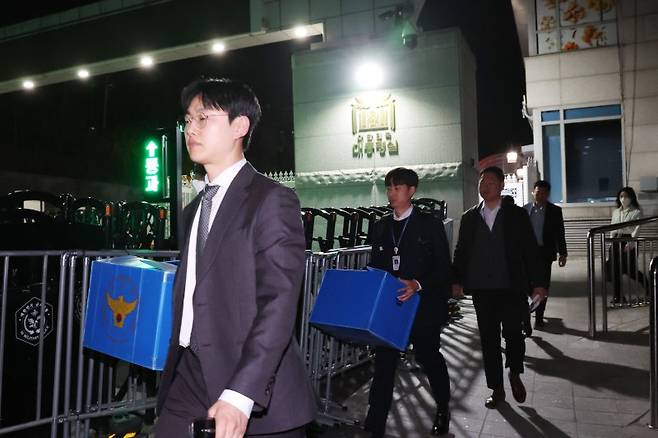 경찰 비상계엄 특별수사단이 지난 4월 16일 서울 용산 대통령실 청사에서 압수수색을 마친 뒤 철수하며 포렌식 장비와 압수물품 박스를 차량으로 옮기고 있다. 뉴시스