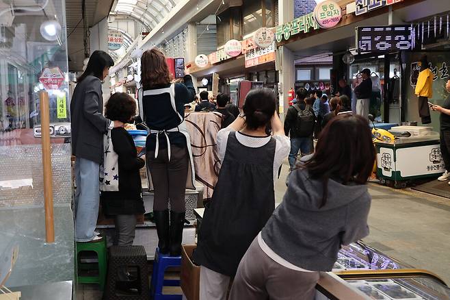 2025년 5월2일 강원도 철원군 동송전통시장에서 한 대선 후보의 방문을 기다리는 상인들. 연합뉴스