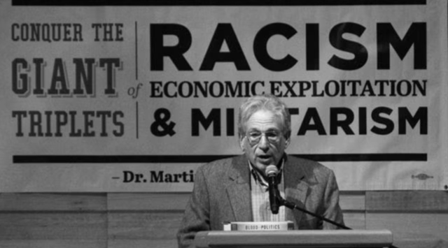 레너드 제스킨드는 미국 사회가 시민권운동의 법-제도적 성취로 들떠 있던 1970년대부터 백인 민족주의-우월주의의 실체 및 동태를 현장에서 연구하며, 그들의 잠재적 파괴력을 선구적으로 경고해온 재야 학자 겸 활동가다. 그는 리버럴 진영이 첫 흑인 대통령을 맞이하며 다인종 민주주의의 승리를 자축하던 2009년 '혈통과 정치'란 책으로 백인 민족주의의 정치적 주류화, 다시 말해 도널드 트럼프와 마가 공화당의 등장을 경고했다. 한 반인종주의 행사장에서 강연하는 만년의 제스킨드. Suzanne Corum-Rich, indianexpress.com