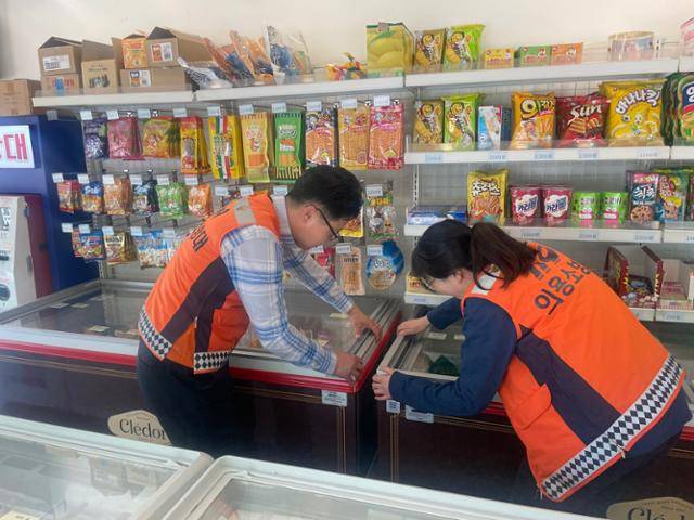 서울시 소방재난본부 관계자들이 무인 아이스크림 판매점에서 화재 안전시설 등을 점검하고 있다. 서울시 제공