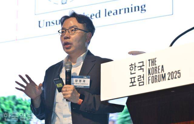 27일 서울 중구 웨스틴조선호텔에서 열린 '2025 한국포럼'에 참석한 장영재 한국과학기술원(KAIST) 산업및시스템공학과 교수가 한국의 AI 경쟁력 현주소를 주제로 강의하고 있다. 최주연 기자