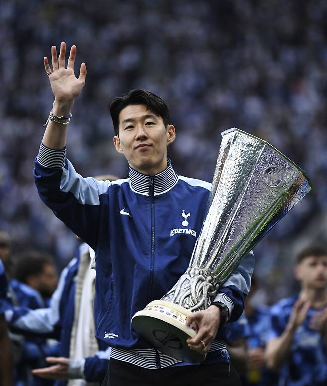 <yonhap photo-1164=""> Soccer Football - Premier League - Tottenham Hotspur v Brighton & Hove Albion - Tottenham Hotspur Stadium, London, Britain - May 25, 2025 Tottenham Hotspur's Son Heung-min carrying the Europa League trophy during a lap of appreciation after the match REUTERS/Tony O Brien EDITORIAL USE ONLY. NO USE WITH UNAUTHORIZED AUDIO, VIDEO, DATA, FIXTURE LISTS, CLUB/LEAGUE LOGOS OR 'LIVE' SERVICES. ONLINE IN-MATCH USE LIMITED TO 120 IMAGES, NO VIDEO EMULATION. NO USE IN BETTING, GAMES OR SINGLE CLUB/LEAGUE/PLAYER PUBLICATIONS. PLEASE CONTACT YOUR ACCOUNT REPRESENTATIVE FOR FURTHER DETAILShttps://isplus.com/2025-05-26 03:48:41/ <저작권자 ⓒ 1980-2025 ㈜연합뉴스. 무단 전재 재배포 금지, AI 학습 및 활용 금지></yonhap>