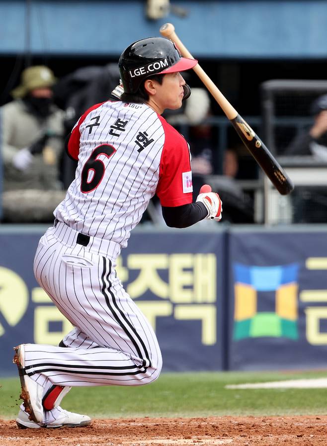 2025 KB0리그 프로야구 LG트윈스와 두산베어스의 경기가 13일 오후 서울 잠실야구장에서 열렸다. 4회말 2사 1,3루 구본혁이 1타점 적시타를 치고 있다. 잠실=김민규 기자 mgkim1@edaily.co.kr /2025.04.13/