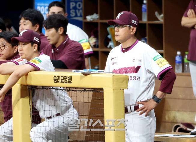 2025 KB0리그 프로야구 키움 히어로즈와 삼성 라이온즈의 경기가 22일 오후 서울 고척스카이돔에서 열렸다. 9회말 홍원기 감독이 마지막 공격을 지켜보고 있다. 고척=김민규 기자 /2025.05.22/