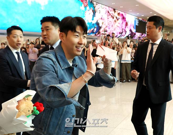 유럽축구연맹(UEFA) 유로파리그 우승을 거둔 영국 프리미어리그 토트넘 홋스퍼의 손흥민이 축구국가대표팀 합류를 위해 27일 인천국제공항을 통해 귀국해 팬들과 인사하고 있다. 인천공항=김민규 기자 mgkim1@edaily.co.kr /2025.05.27/