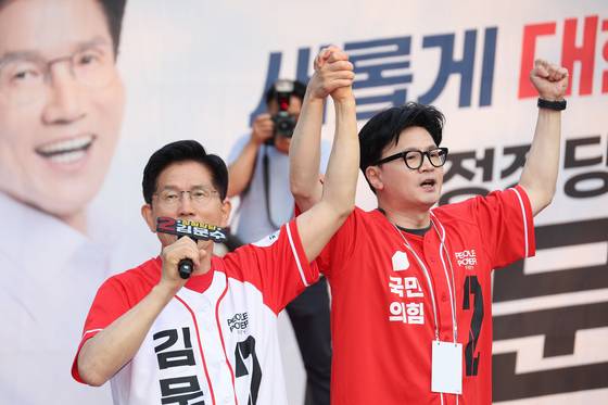 김문수 국민의힘 대통령 후보가 26일 오후 서울 도봉구 방학동 사거리 유세에서 한동훈 전 대표와 함께 시민들에게 두팔 들어 인사하고 있다. 뉴스1