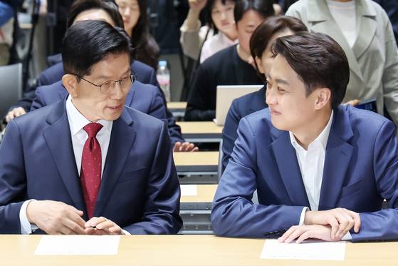 김문수 국민의힘 대통령 후보(왼쪽)와 이준석 개혁신당 대통령 후보가 19일 오전 서울 중구 서울시청에서 열린 '약자와 동행하는 서울 토론회'에 참석해 나란히 앉아 있다. 뉴스1