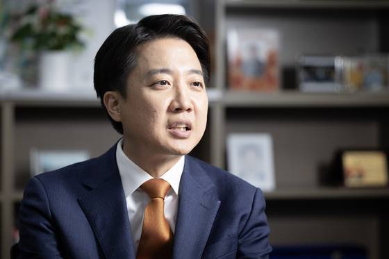 이준석 개혁신당 대통령 후보가 26일 서울 여의도 국회 의원회관에서 중앙일보와 인터뷰를 하고 있다. 전민규 기자