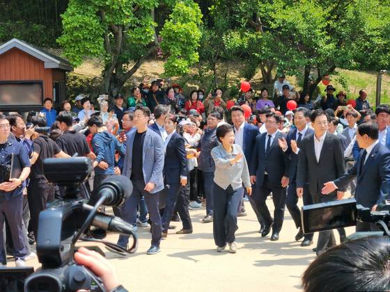 27일 오전 경북 구미시 상모동 박정희 전 대통령 생가를 찾은 박근혜 전 대통령이 지지자들에게 손을 흔들고 있다. 김정석 기자