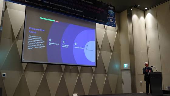 27일 서울 용산구 드래곤시티 호텔에서 열린 '2025 한국사회과학협의회 국제학술대회' 첫날 포럼에서 전종섭 미국 캘리포니아 주립대 명예교수가 '인공지능의 미래-사회, 인간 가치, 윤리에 미치는 영향'이라는 주제로 기조 발표를 하고 있다. 사진 한국사회과학협의회