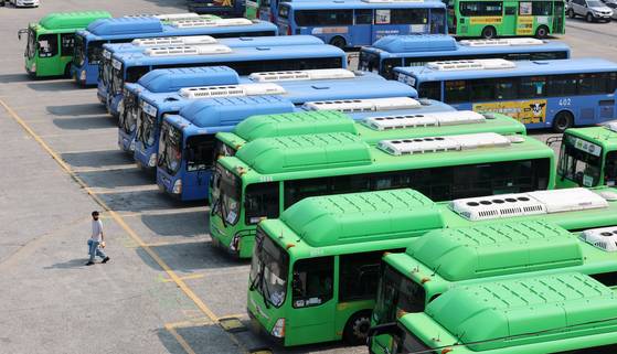 27일 서울 송파구 장지공영차고지에 운행을 앞둔 시내버스가 정차돼있다. 뉴스1
