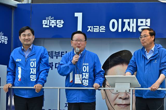 ▲ 김부겸 더불어민주당 총괄선거대책위원장이 27일 정선읍 신협 앞에서 이재명 후보 선거 유세활동을 펼쳤다.