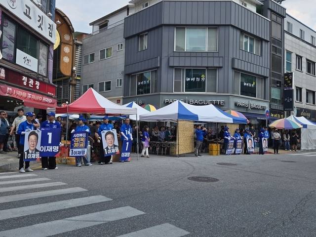 ▲ 더불어민주당은 27일 정선읍 신협 앞에서 김부겸 총괄선거대책위원장 등이 참석한 가운데 선거운동을 펼쳤다.